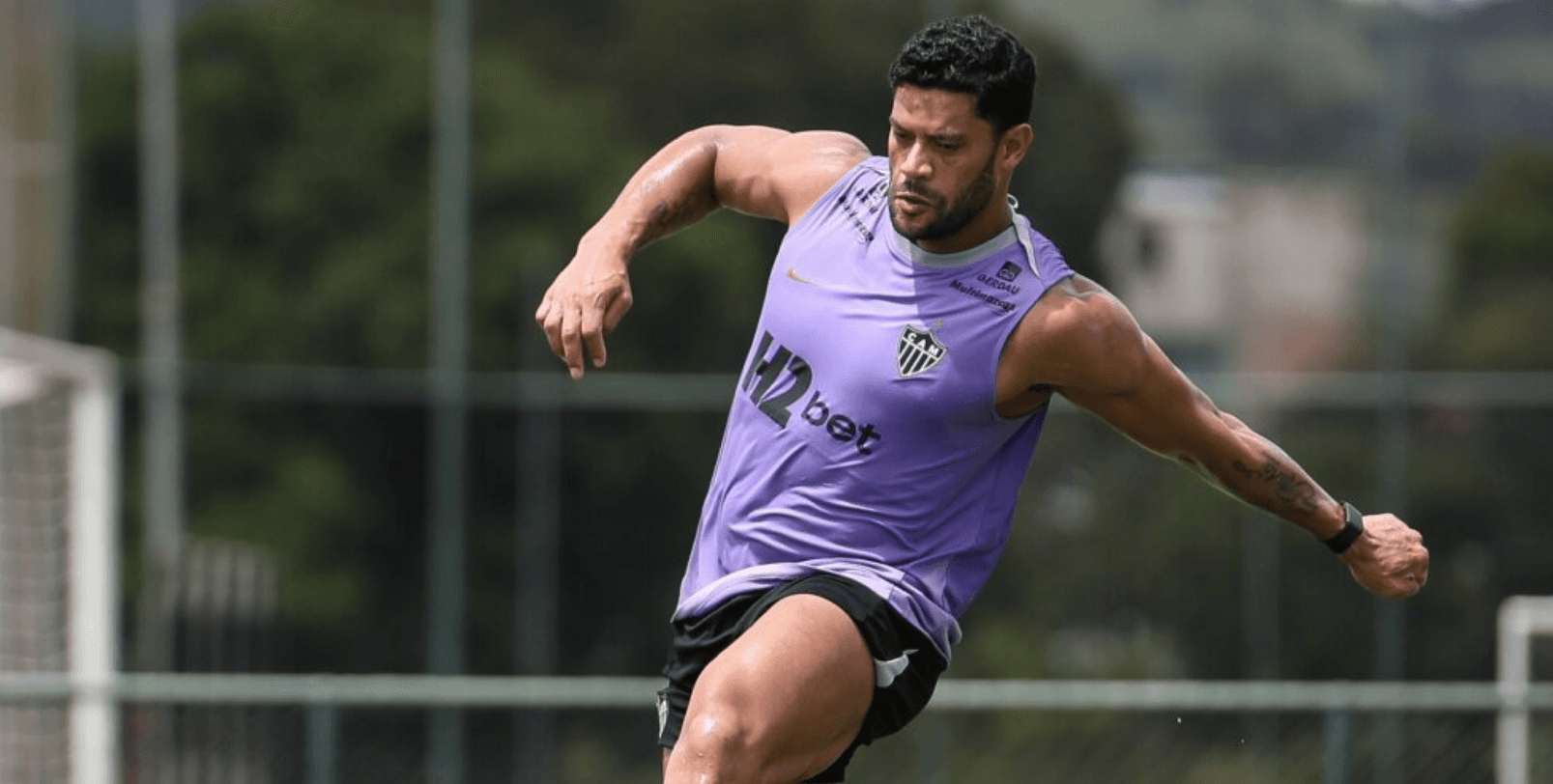 Hulk grava desafio com influenciador internacional no CT do Atlético e vence por 3 a 1